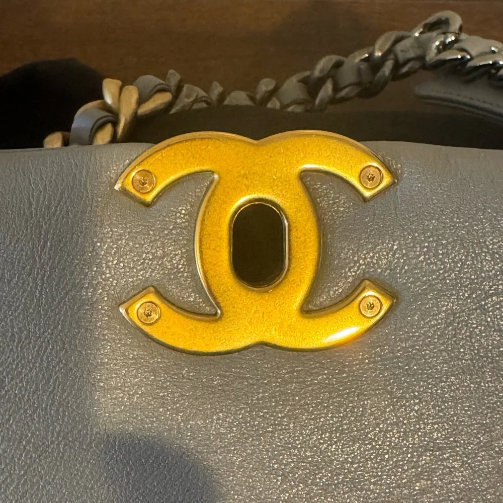 CHANEL 19 Grey Quilted Goatskin Medium Bag Ruthenium Silver Gold Hardware Purse - Picture 5 of 13